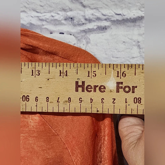 Sophisticated Tahari blouse with silky, flowy material and ruffle neckline - Picture 9 of 10